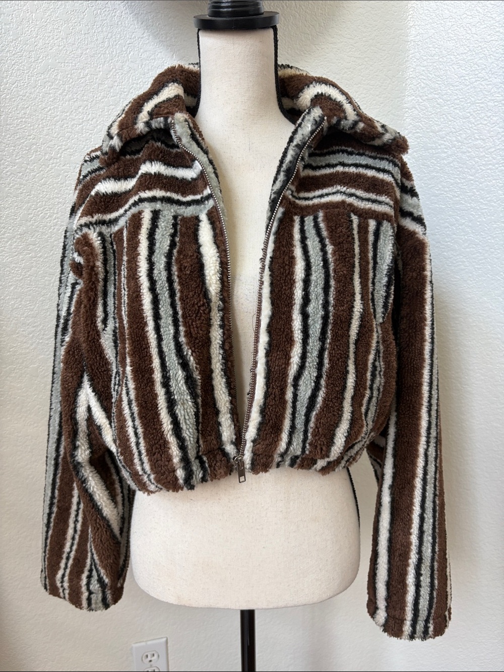 Le Lis Striped Teddy Faux Shearling Cropped Jacket Size Small - Picture 4 of 8